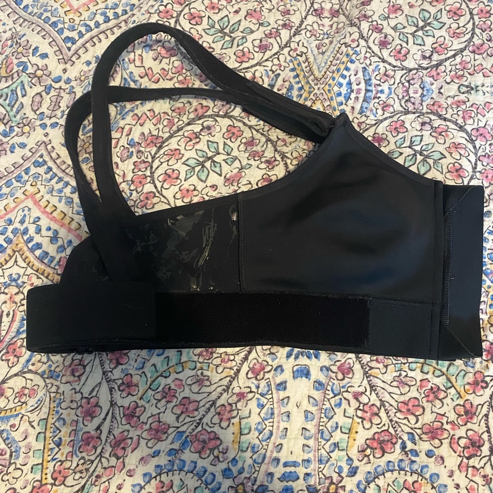 Black she fit flex sports bra. Size luxe
